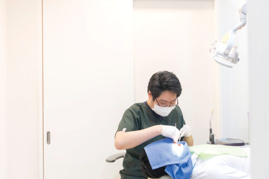 地域に貢献できる歯科医療を|医療法人社団桜歯会 きそ歯科クリニック 木曽 達人先生 3 きそ歯科クリニックの院長の診療風景