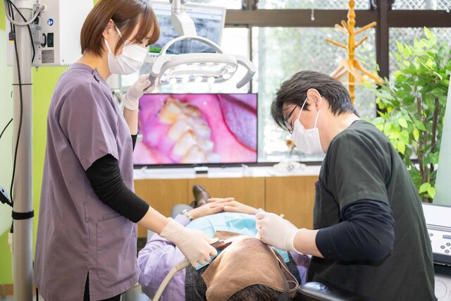 「食べる・生きる」を支える包括的ケアで地域の健康を守る|医療法人社団弥栄 武蔵野わかば歯科 星野 真 先生 7 武蔵野わかば歯科の院長の診療風景