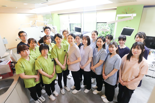 「食べる・生きる」を支える包括的ケアで地域の健康を守る|医療法人社団弥栄 武蔵野わかば歯科 星野 真 先生 11 武蔵野わかば歯科のスタッフ