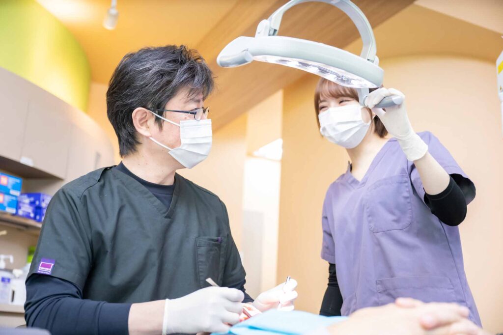 「食べる・生きる」を支える包括的ケアで地域の健康を守る|医療法人社団弥栄 武蔵野わかば歯科 星野 真 先生 9 診療中の風景