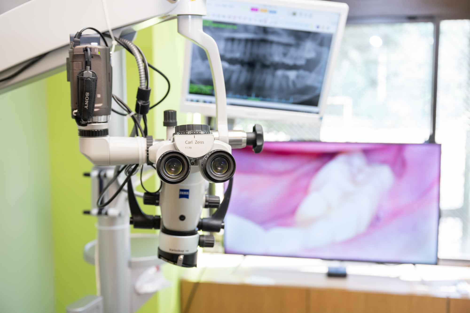 「食べる・生きる」を支える包括的ケアで地域の健康を守る|医療法人社団弥栄 武蔵野わかば歯科 星野 真 先生 13 マイクロスコープ