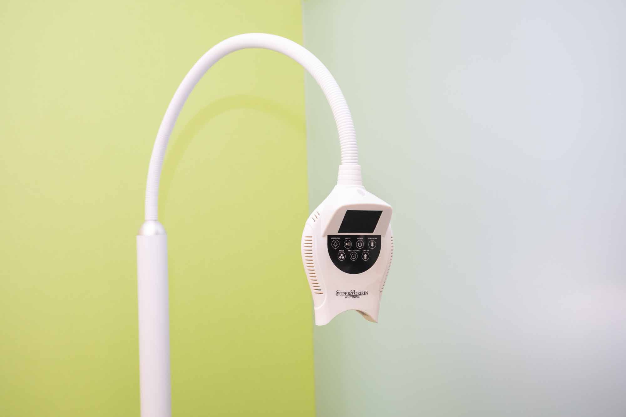 「食べる・生きる」を支える包括的ケアで地域の健康を守る|医療法人社団弥栄 武蔵野わかば歯科 星野 真 先生 14 ホワイトニング照射